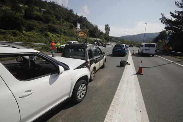 Tres heridos en un accidente de tráfico en el corredor del Nalón