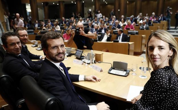 Casado pretende una campaña templada para atraer voto de centro