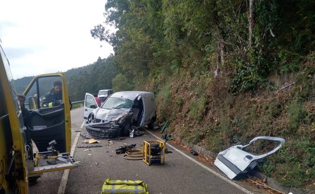 Herido grave al chocar su furgoneta con un minibús escolar en El Franco