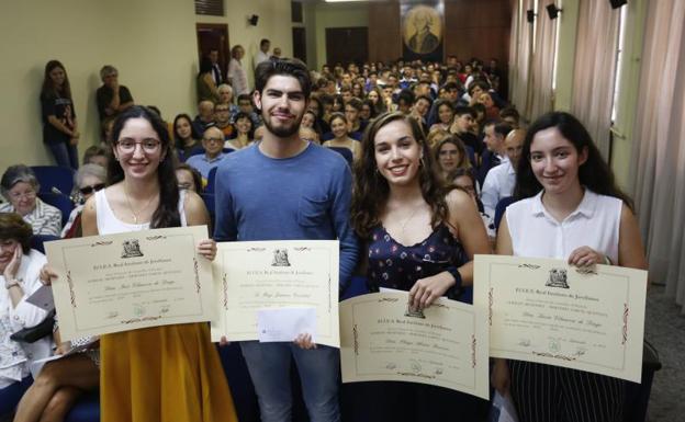 Cuatro alumnos del Jovellanos reciben el premio Aurelio Menéndez a la excelencia