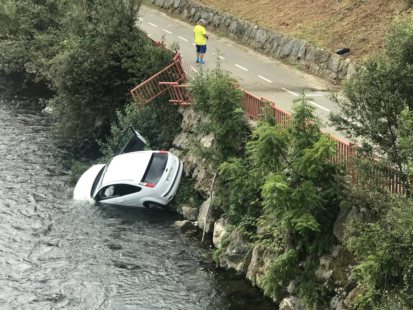 Cae al río Nalón desde la carretera AS-117 en El Entrego