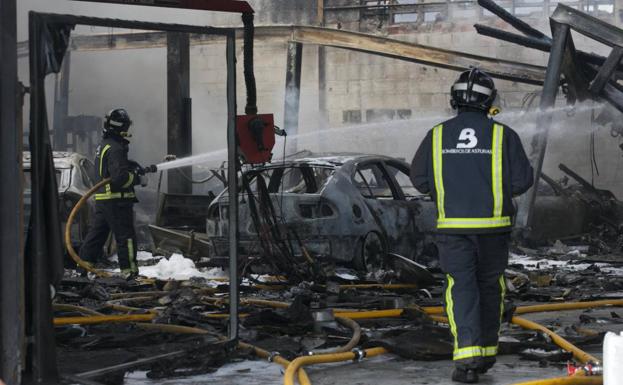 Un incendio en Meres arrasa con un taller de chapa y pintura
