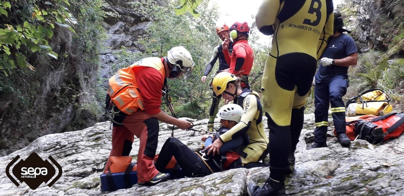 Rescatan a una mujer que resultó herida haciendo barranquismo en Amieva