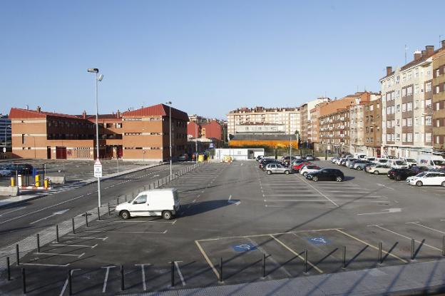 La subida de la ORA no afecta a los aparcamientos de Peritos y el albergue