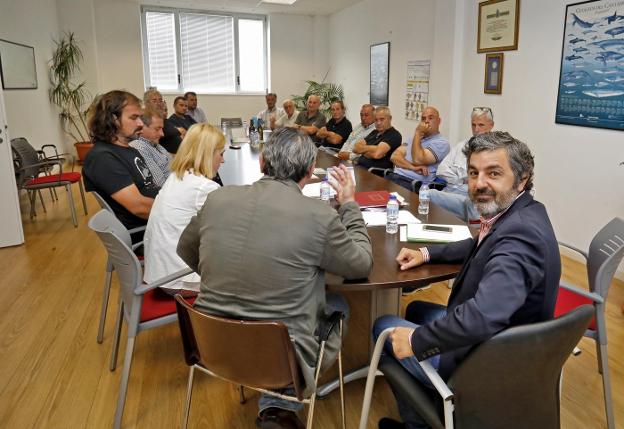 Los pescadores amenazan con «tirarse a la calle» si no suben las cuotas