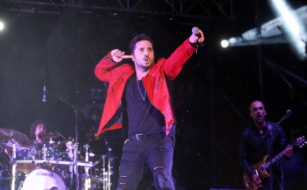 Bustamante, en las fiestas de San Mateo de Oviedo: «Cuando no me subo a un escenario no es por la lluvia, es porque no puedo»