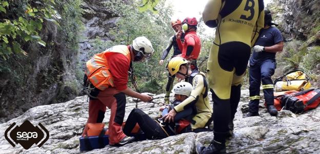 Una herida mientras practicaba barranquismo en Amieva