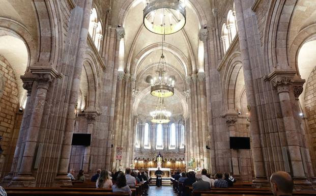 La basílica de Covadonga estrena iluminación