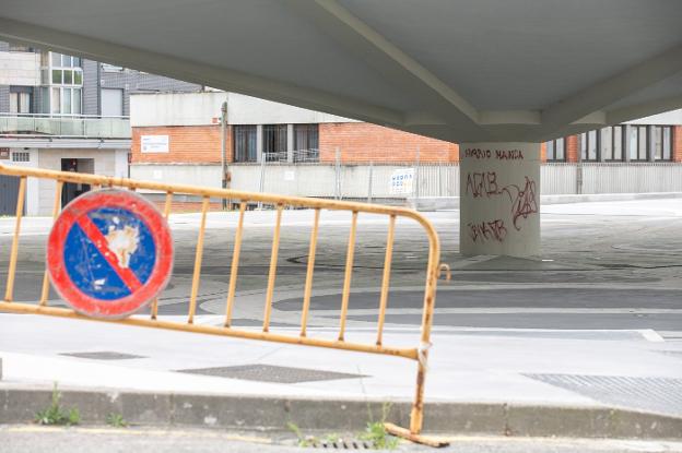 La plaza del Paraguas amanece con pintadas a los dos meses de su reforma