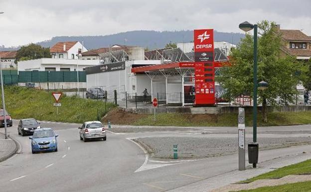 Vecinos contrarios a la gasolinera de Viñao advierten de irregularidades en los tanques