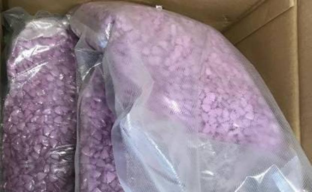 Una pareja compra ropa por internet y recibe 25.000 pastillas de éxtasis