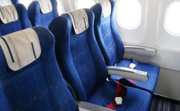 La razón por la que no debes pedir un café o té en los aviones