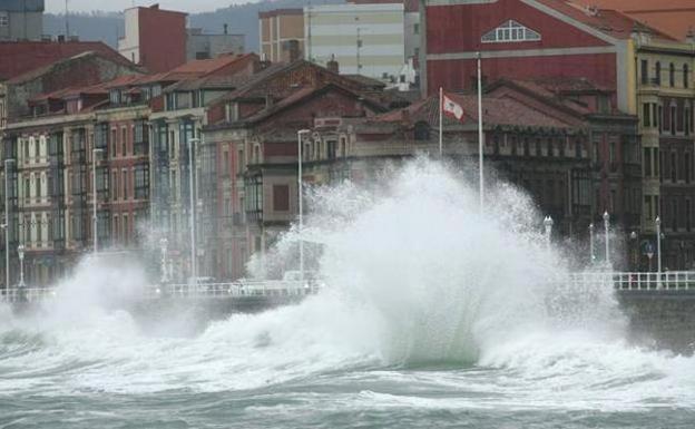 Aviso amarillo en toda la costa por olas de cinco metros