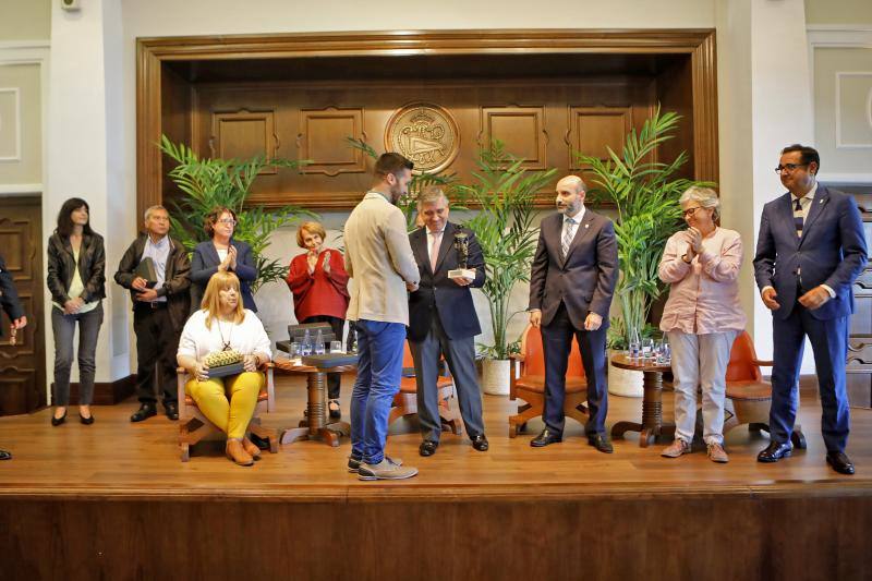 Homenaje de los Serenos de Gijón a los ediles de empleo