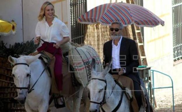 George Clooney pasea junto a Brie Larson en burro por Navalcarnero