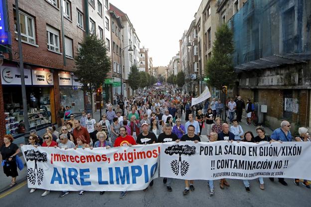 Cientos de vecinos claman por medidas anticontaminación en la zona oeste