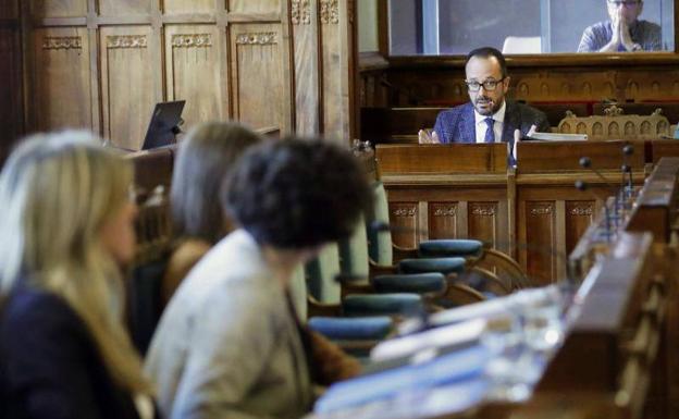 La Academia de la Llingua alerta de que evitar que Piñán hable en asturiano en la Junta es «una anomalía democrática»