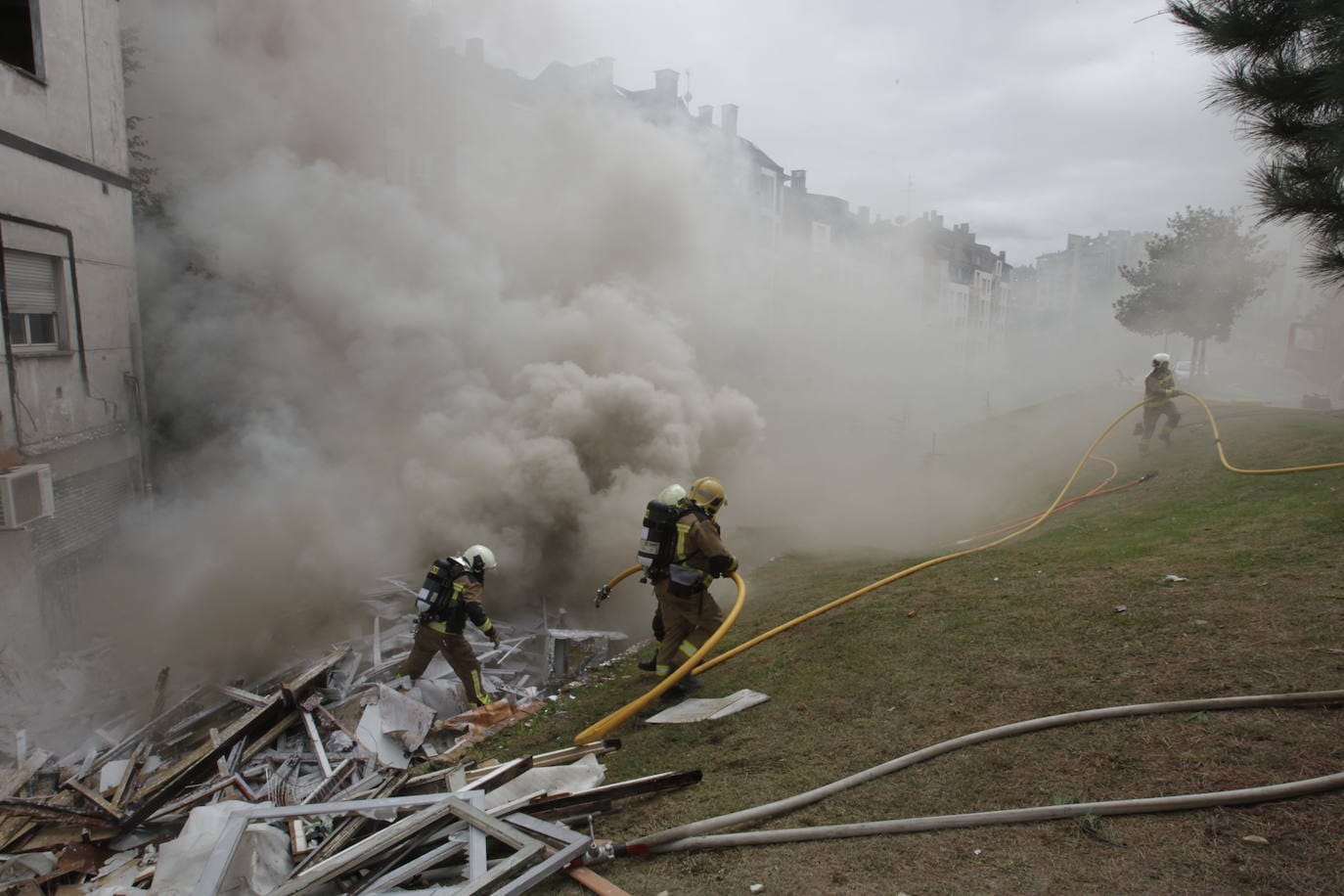 Un incendio provoca una intensa humareda en el Oviedo Antiguo