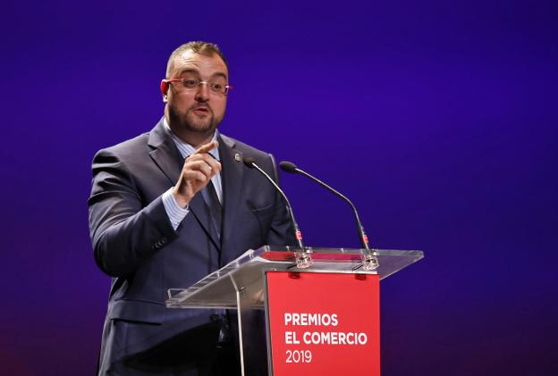 Adrián Barbón: «No cedan el oficio de informar a quienes no se comprometan con el respeto a los hechos»