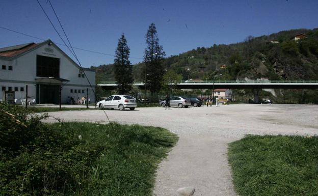 El Ayuntamiento de San Martín del Rey Aurelio exige a ADIF una pasarela peatonal sobre las vías en El Trabanquín