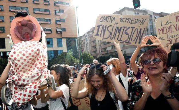 Piden penas de prisión cárcel y 3.000 euros de multa para tres activistas de la procesión del 'coño insumiso'