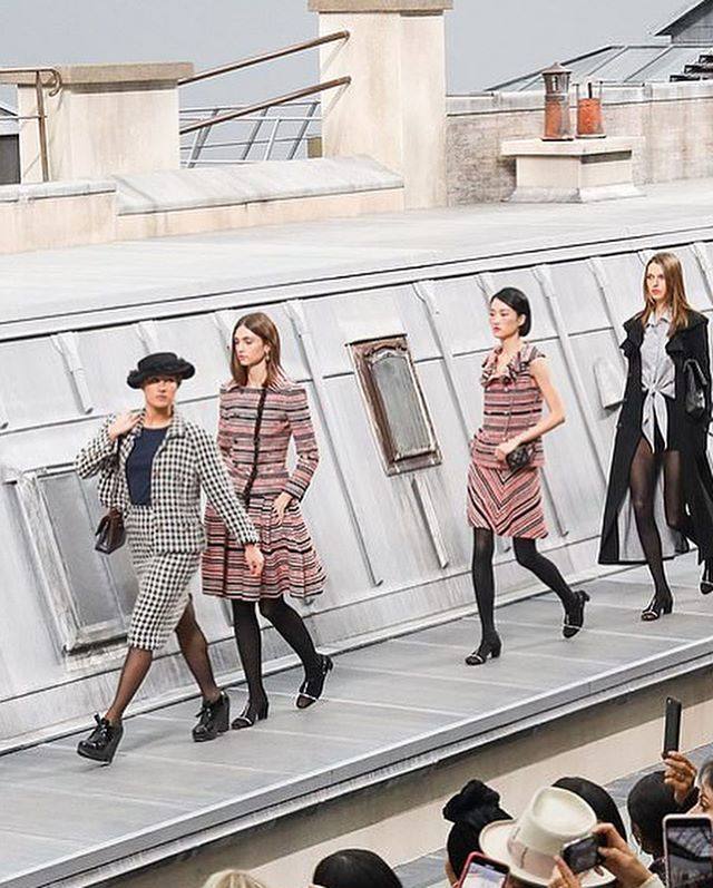 Una espontánea se sube a la pasarela en el último desfile de Chanel