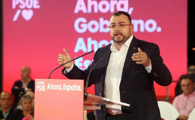 Un joven 'trolea' el mitin de Barbón en Oviedo con una camiseta a favor de Trump