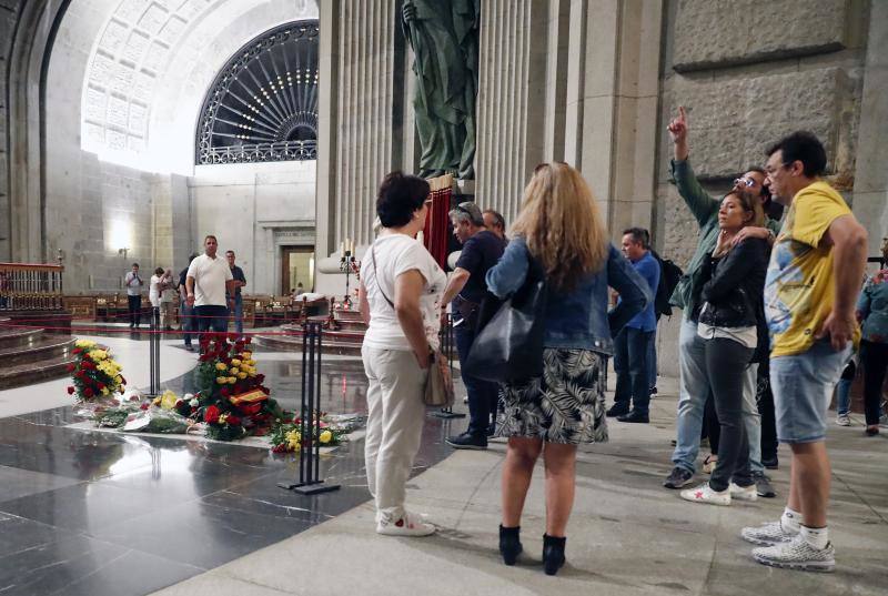 Multitud de visitas a la tumba de Franco, a la espera de la exhumación