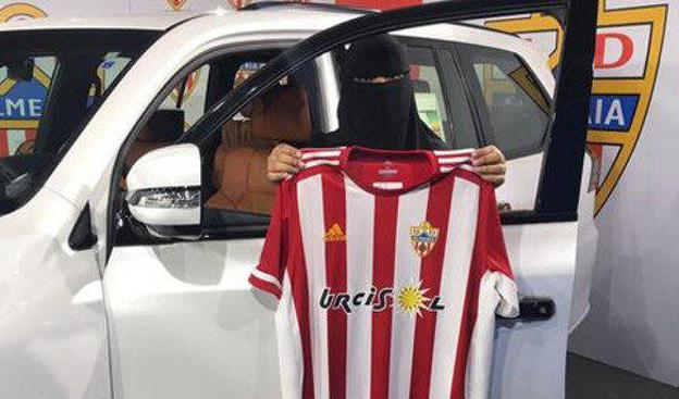 La polémica foto de la ganadora de un coche que sorteaba el jeque del Almería