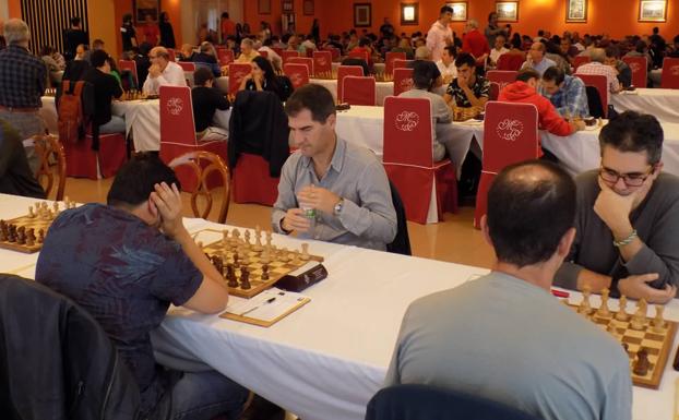 Álvarez, Bajo y Cuevas, colíderes del Campeonato de Asturias de ajedrez