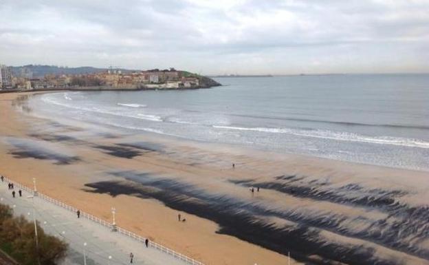 El eterno retorno de las manchas de carbón a la playa