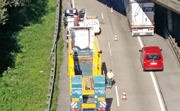 Tres horas de retenciones en la 'Y' por el choque de un camión contra un pilar