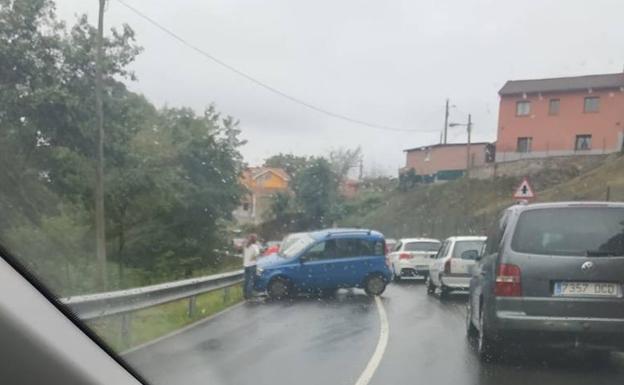 Un herido leve tras el impacto de dos vehículos en la carretera de Los Campos a Trasona