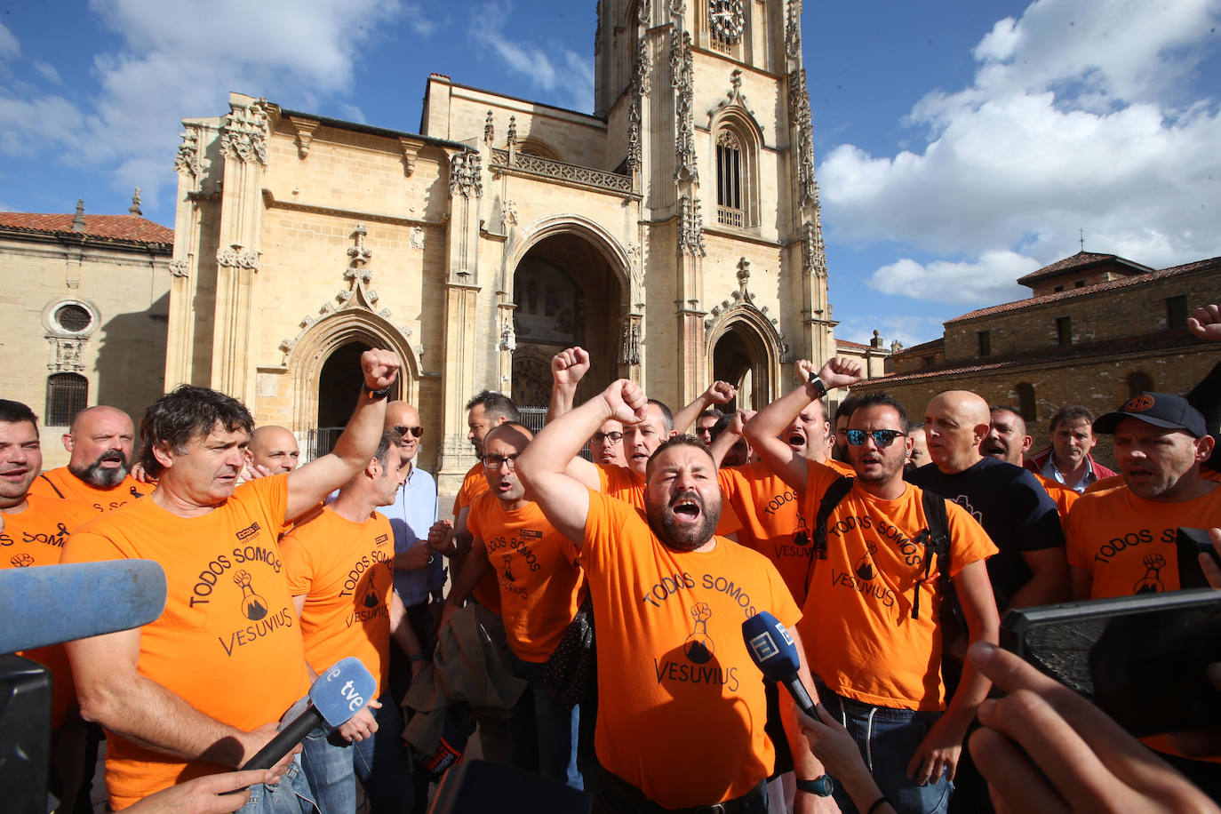 Encierro en la Catedral de Oviedo de los trabajadores de Vesuvius