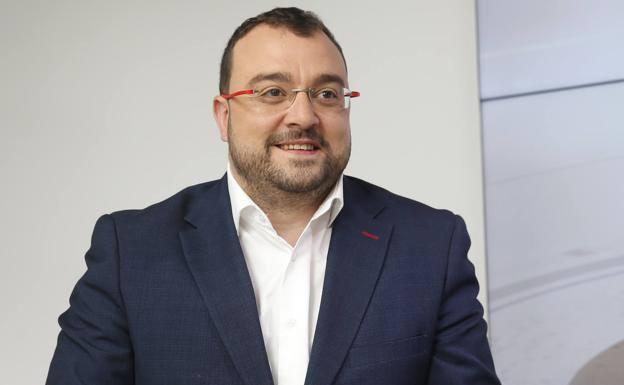 Barbón atribuye el rechazo de Vox a la oficialidad del asturiano a un «complejo de inferioridad»
