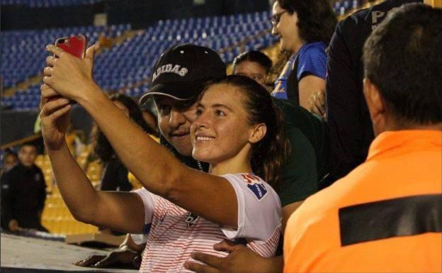Indignación en México: un aficionado le pide un selfie a una futbolista y aprovecha para tocarle el pecho