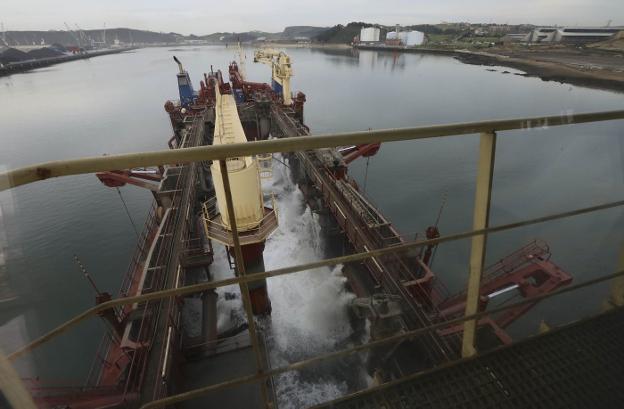 El canal de entrada a la ría seguirá sin dragado al menos hasta la primavera