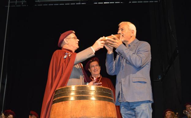 Carlos Sobera, cofrade del Vino de Cangas: «El vino es vida y cultura»