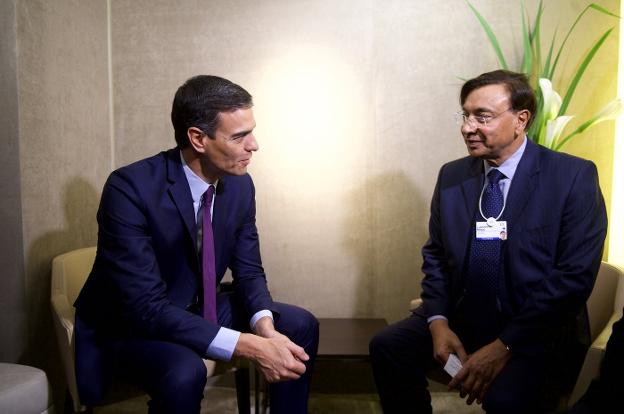 Sánchez se compromete ante Mittal a fijar el marco legal para que Arcelor siga en Asturias