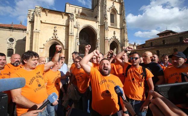 Nueva manifestación de apoyo a Vesuvius frente a la Catedral