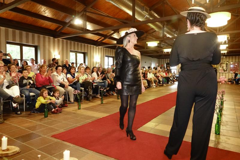 Pasos contra el cáncer de mama en Cangas de Onís