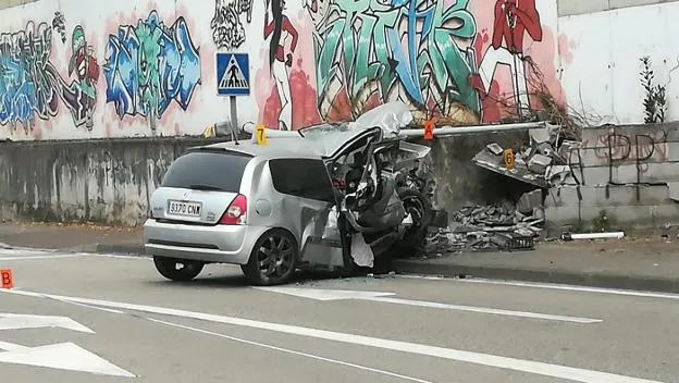 Heridos graves dos jóvenes tras chocar con su coche contra un muro en Mieres