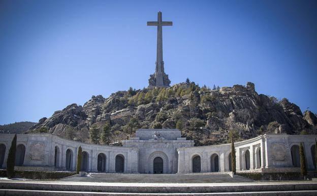 La familia Franco pide honores militares en la exhumación del dictador