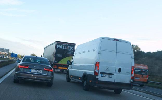 Retenciones kilométricas en la A-66 por dos accidentes