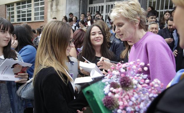 Premio Princesa de Asturias de las Letras | Siri Hustvedt, a los alumnos asturianos: «Leer tiene efectos terapéuticos»