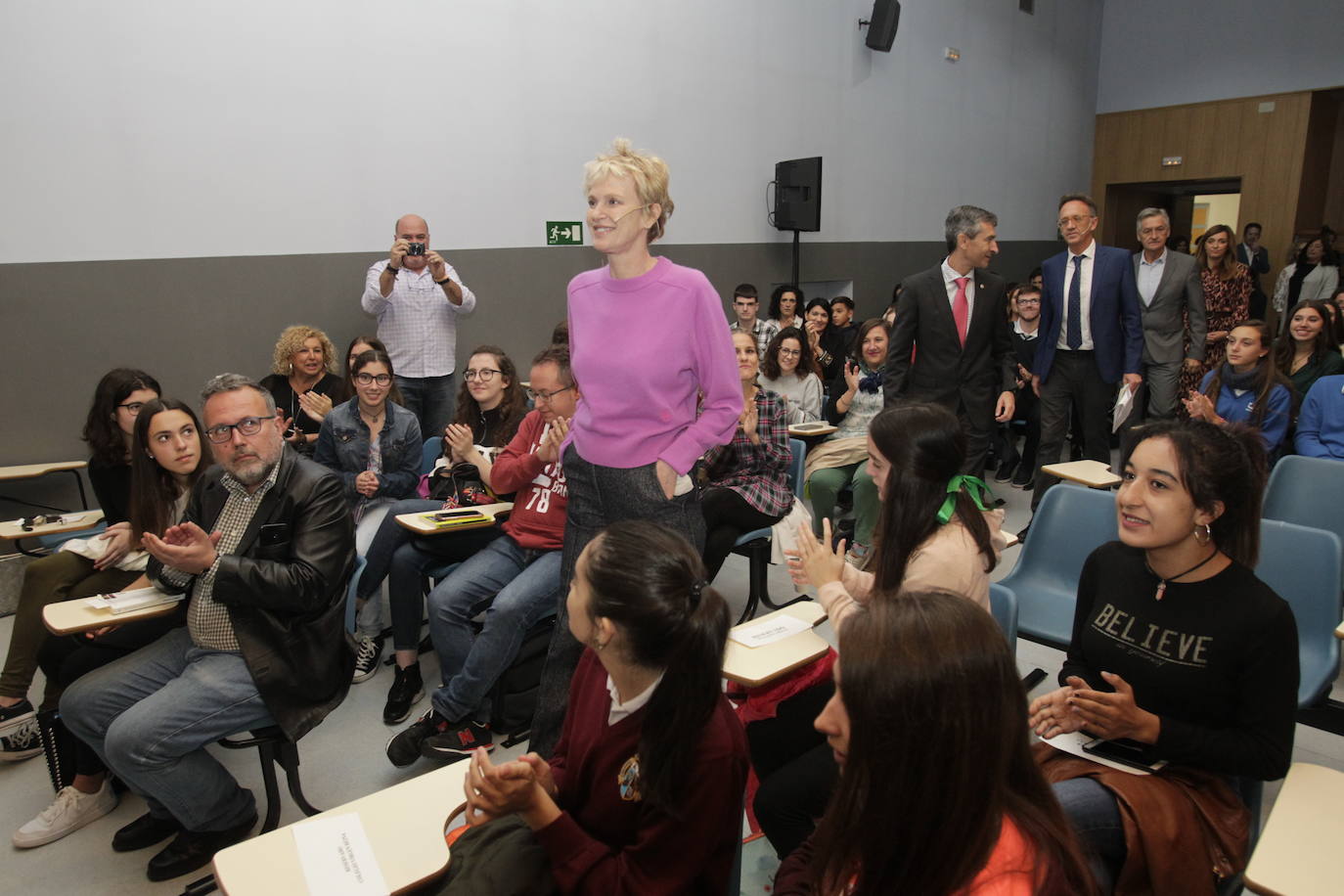 Siri Hustvedt mantiene un encuentro con estudiantes en el IES Alfonso II de Oviedo