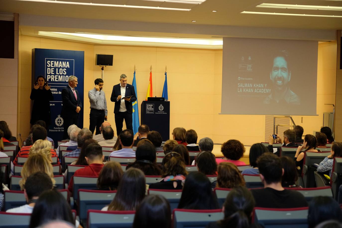 El profesor con los futuros profesores