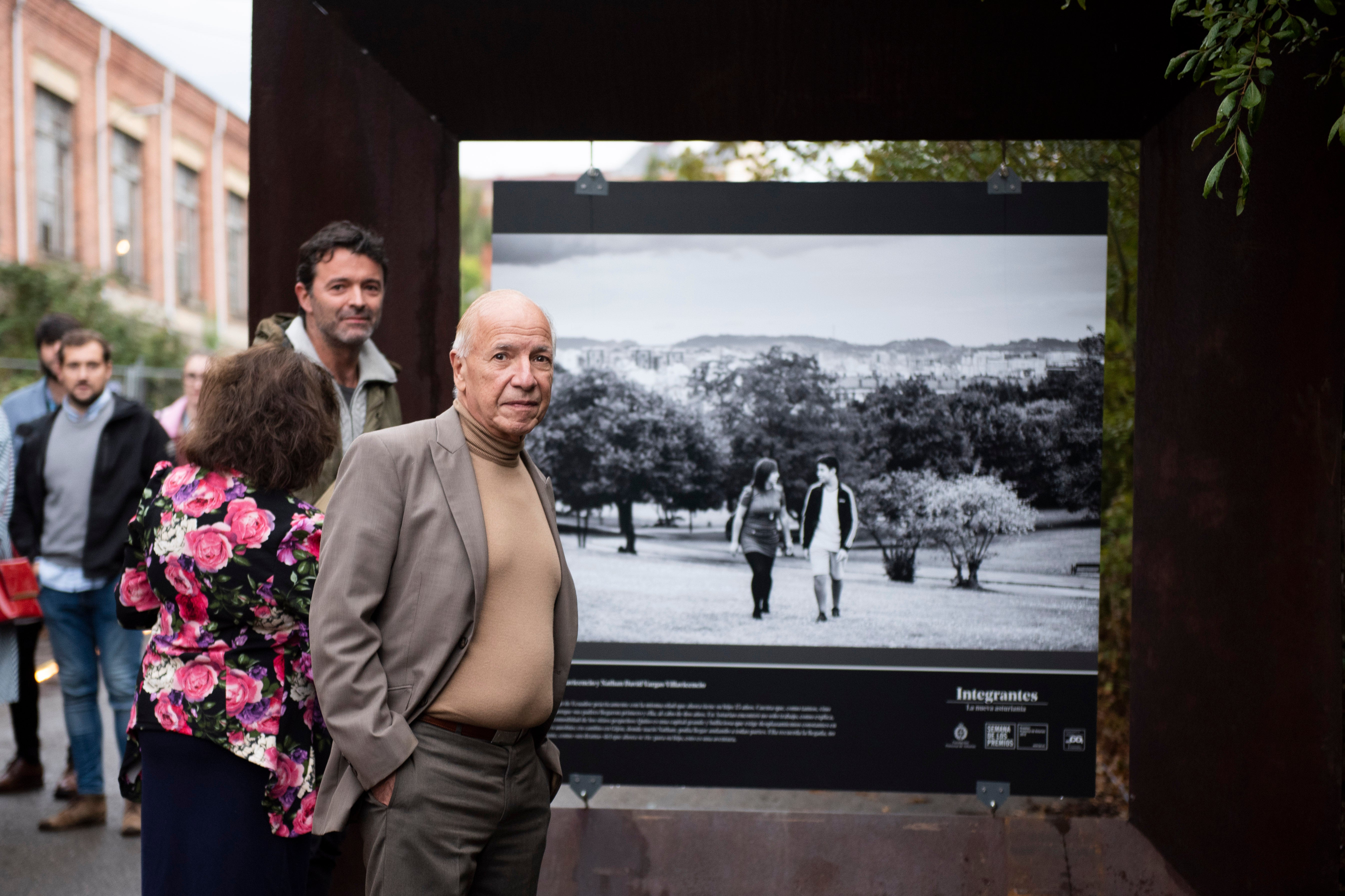 Alejandro Portes visita en Oviedo la exposición 'Integrantes: la nueva asturianía'