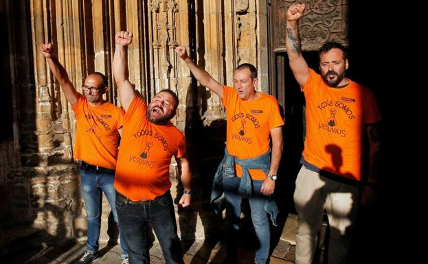 El arzobispo invita a la Familia Real a tener «un gesto» con los trabajadores de Vesuvius encerrados en la Catedral de Oviedo