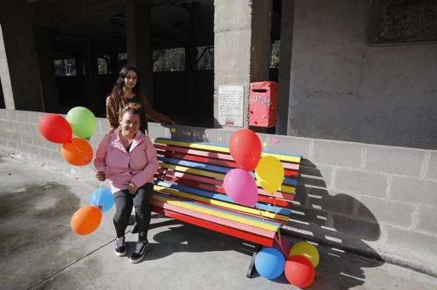 Un 'banco de la amistad' en el colegio Lastra de Mieres para prevenir el acoso